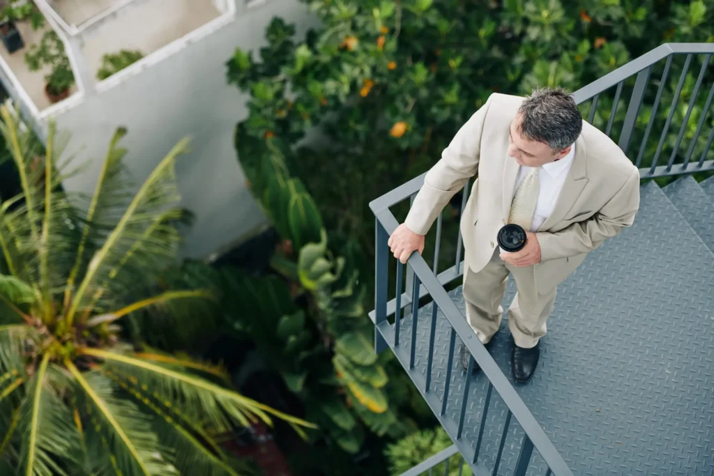 La Golden Visa como Vía de Inversión: Requisitos y Beneficios 1 pensive entrepreneur drinking coffee 2025 01 29 08 31 17 utc